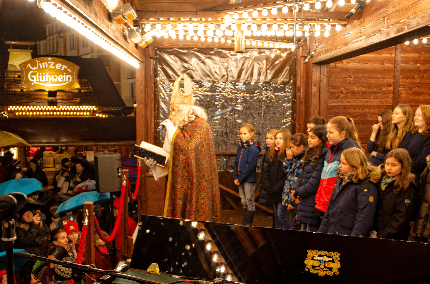 Nikolaus mit Kinderchor